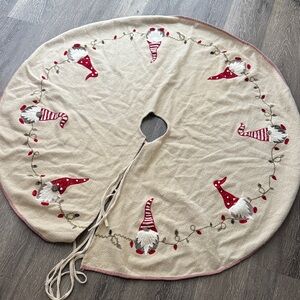 Isaac Mizirahi Gnomes Christmas Lights Tree Skirt Wool Blend Tan Red 54" *flaw